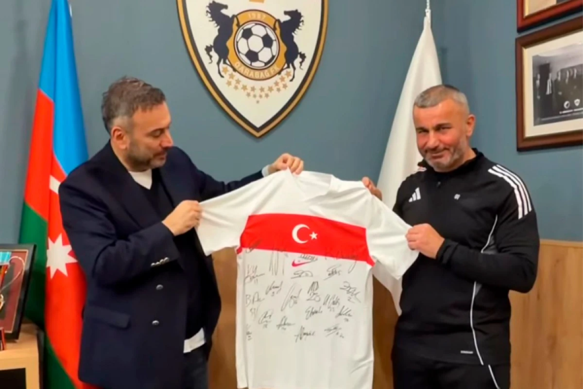 Türkiyə millisinin [[imzalı forması]] Bakıda!