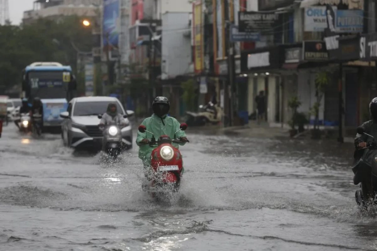 İndoneziyada daşqınlar nəticəsində ölənlərin sayı [[440-ı keçdi]]