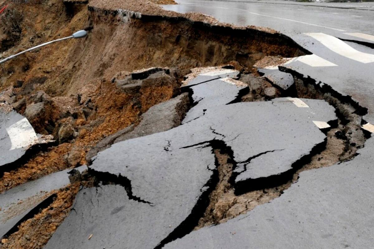 Bölgələrdə [[torpaq sürüşmələrinə qarşı]] hansı tədbirlər görülür?