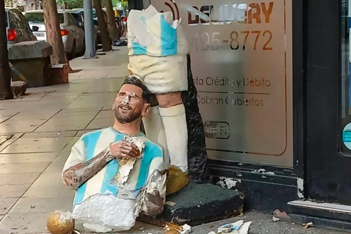 Argentinada Messi heykəli [[vandallar tərəfindən]] məhv edildi