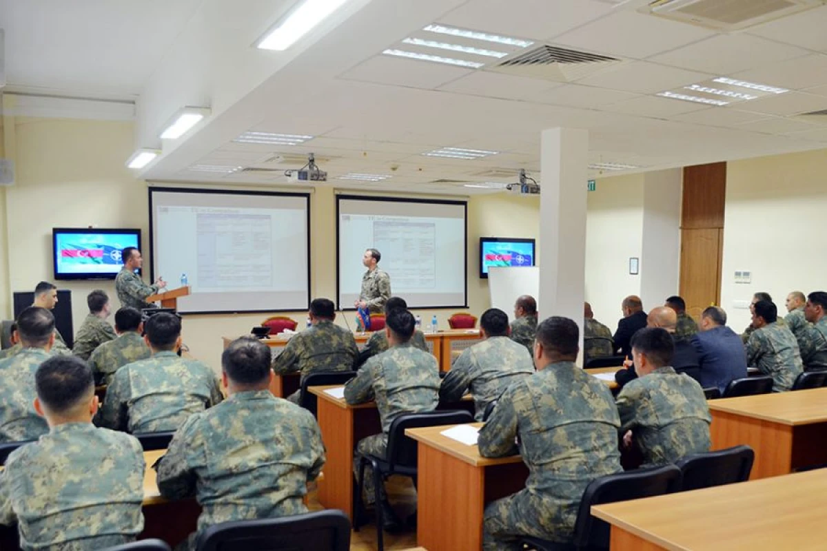 Bakıda NATO-nun mobil təlim qrupu tərəfindən [[seminar-məşğələ keçirilir]]