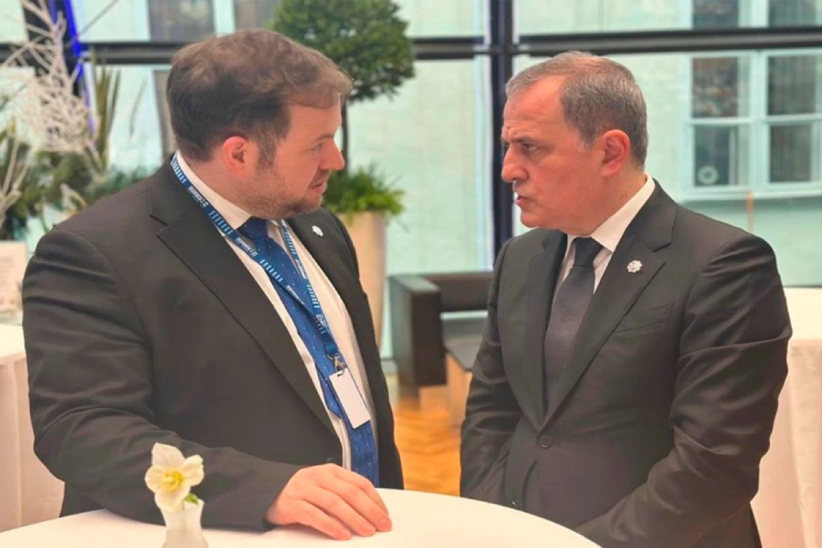 [[Ceyhun Bayramov]] Britaniyanın dövlət naziri ilə görüşdü