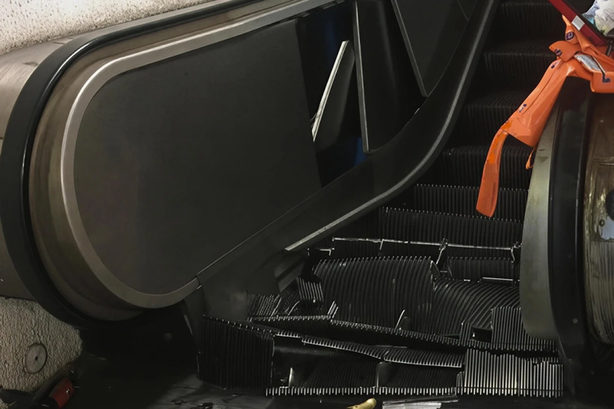 Bakıda eskalator qırıldı - [[Yaralılar var]]