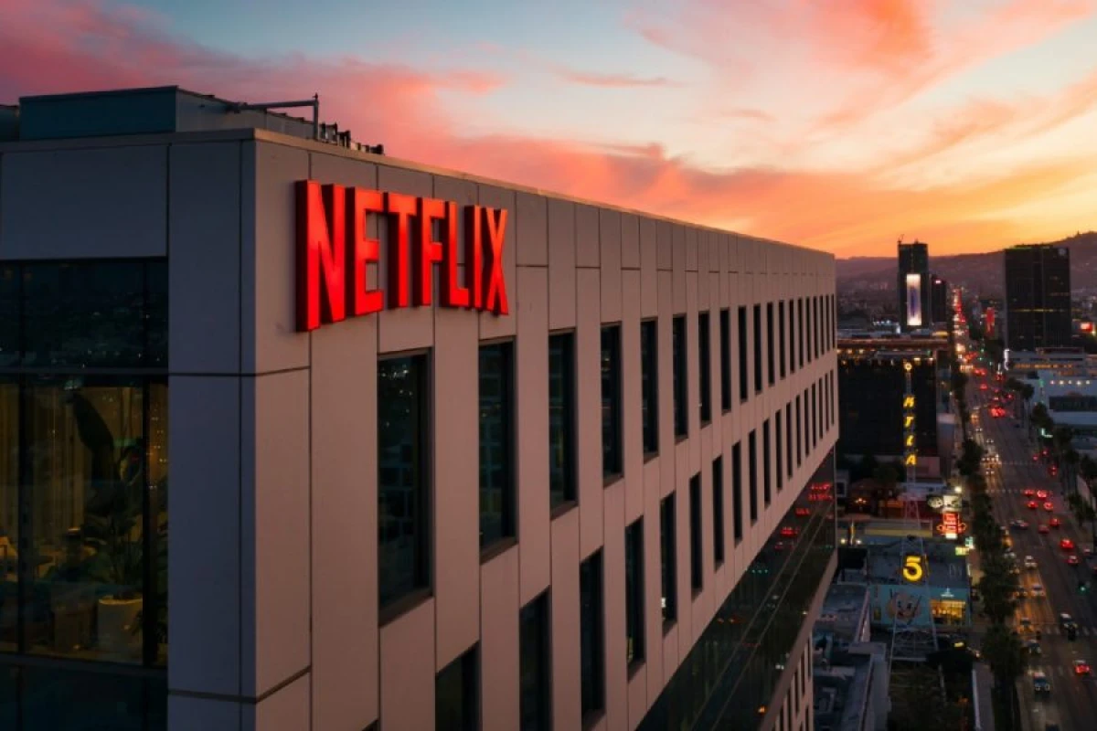 "Netflix" "Warner Bros."u [[82,7 milyard dollara]] alacaq