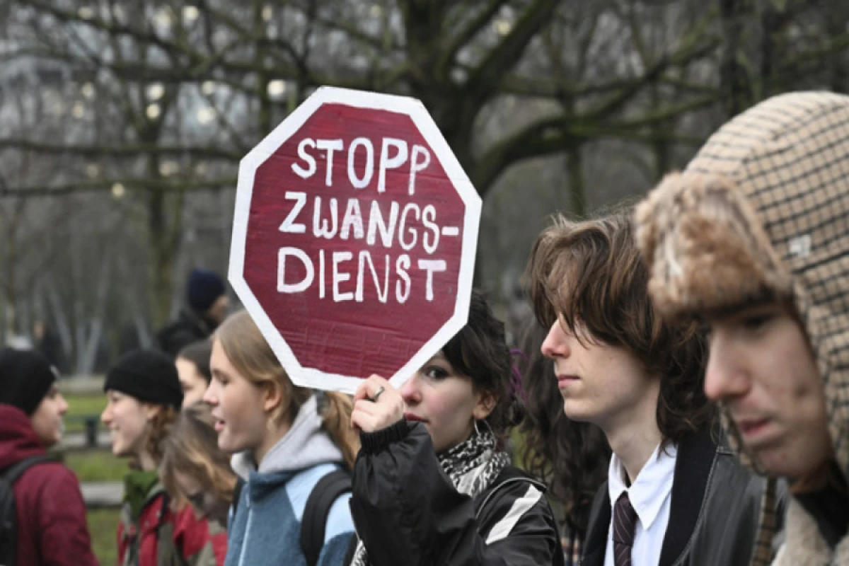 Almaniyada məcburi hərbi [[xidmətin bərpasına etiraz]]