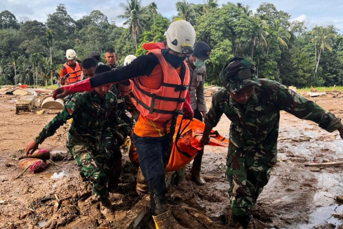 İndoneziyada daşqın: [[900-dən çox insan öldü]]