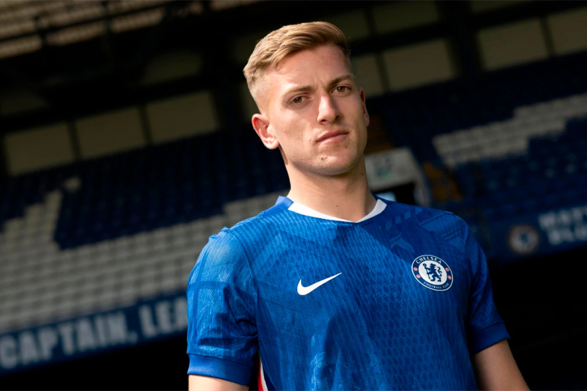 Gənc hücumçu [[komandasını]] yalnız qoydu