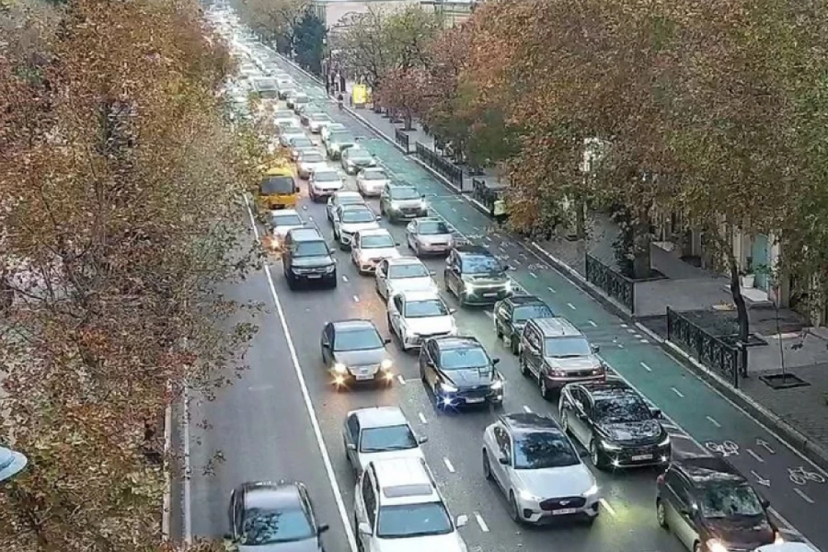 Bakının bir sıra yollarında nəqliyyatın sıxlığı yarandı