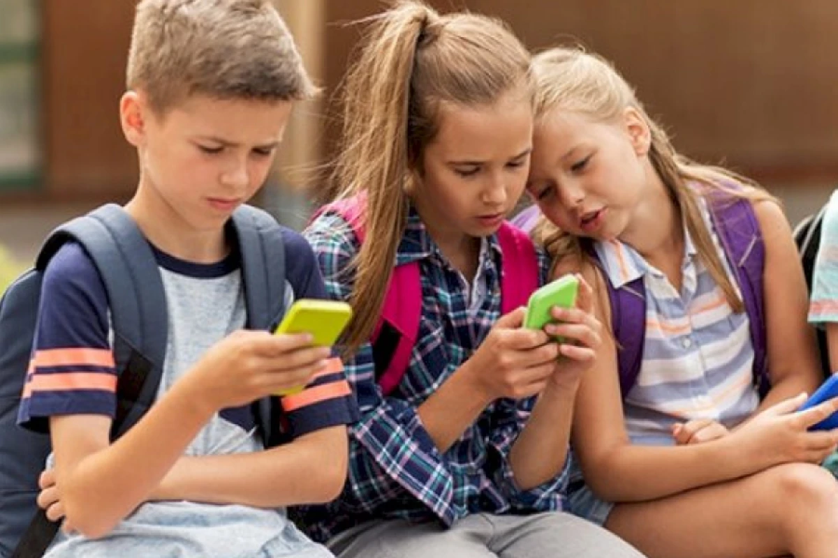 [[Avstraliyada uşaqlara]] sosial şəbəkələrdən istifadə qadağa olundu