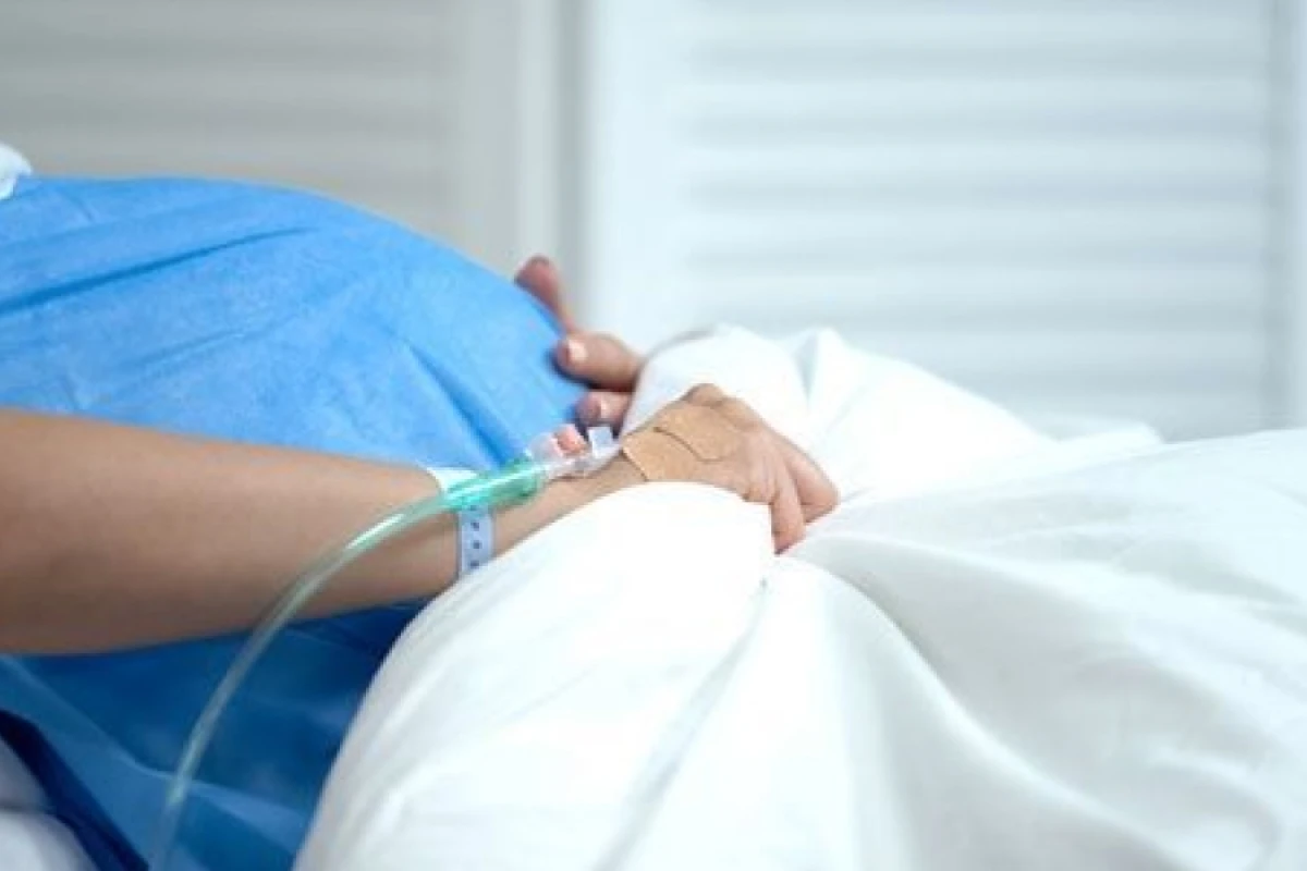 [[Bakıda 14 yaşlı qız]] uşaq dünyaya gətirdi