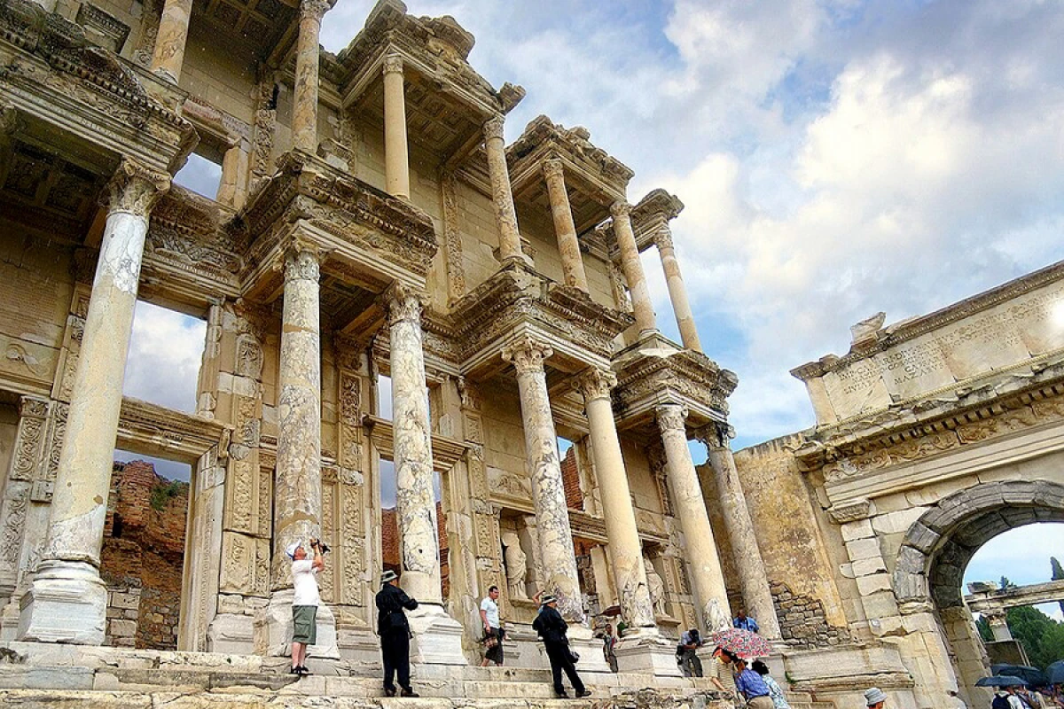 Türkiyənin [[tarixi şəhəri]]  İzmir