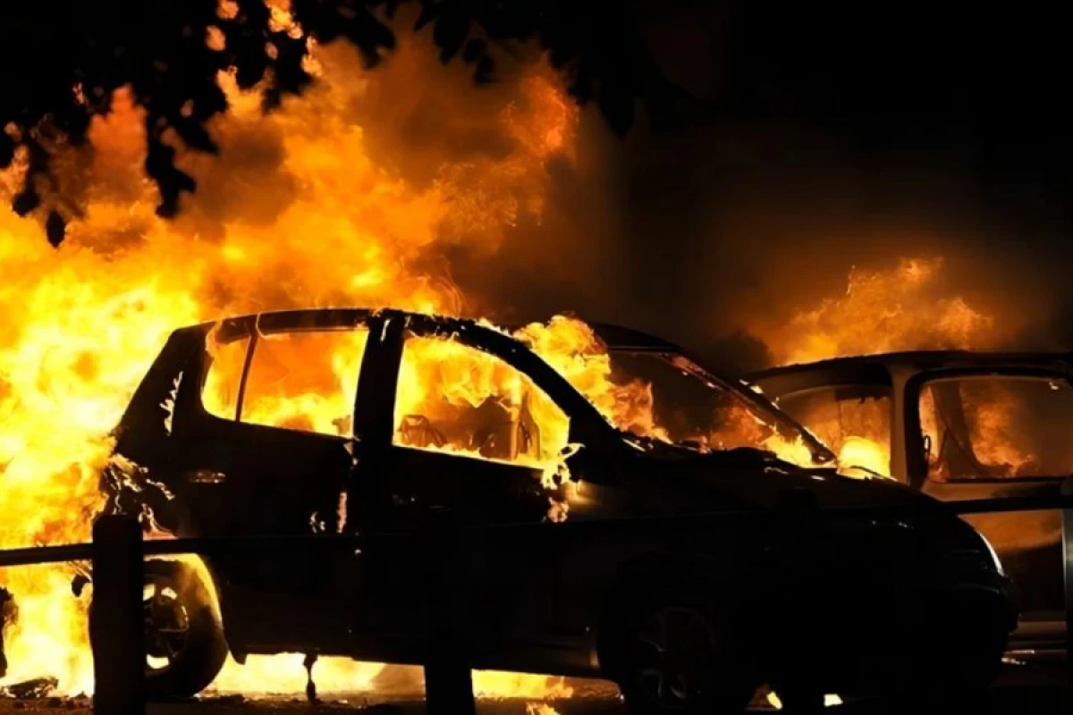 Bakıda [[avtomobil yandı]]