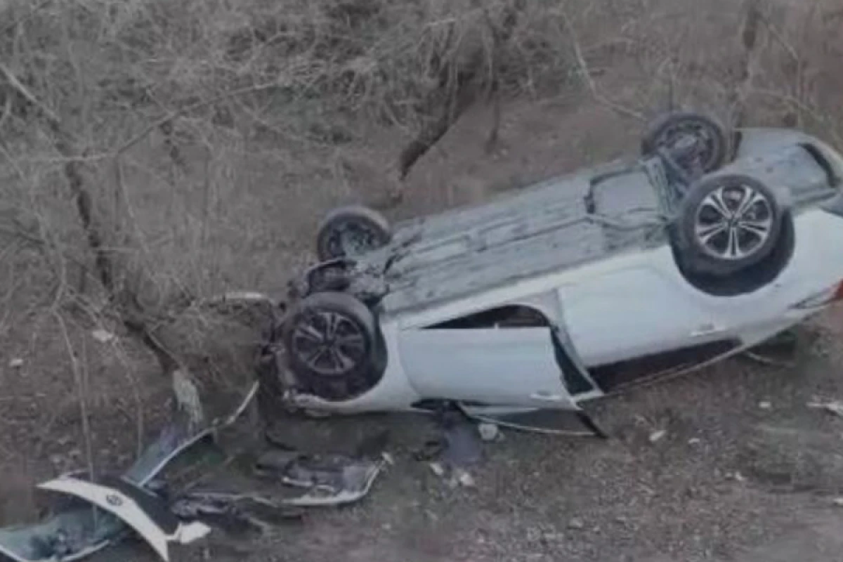 Qaxda minik avtomobili aşdı, [[xəsarət alanlar var]]