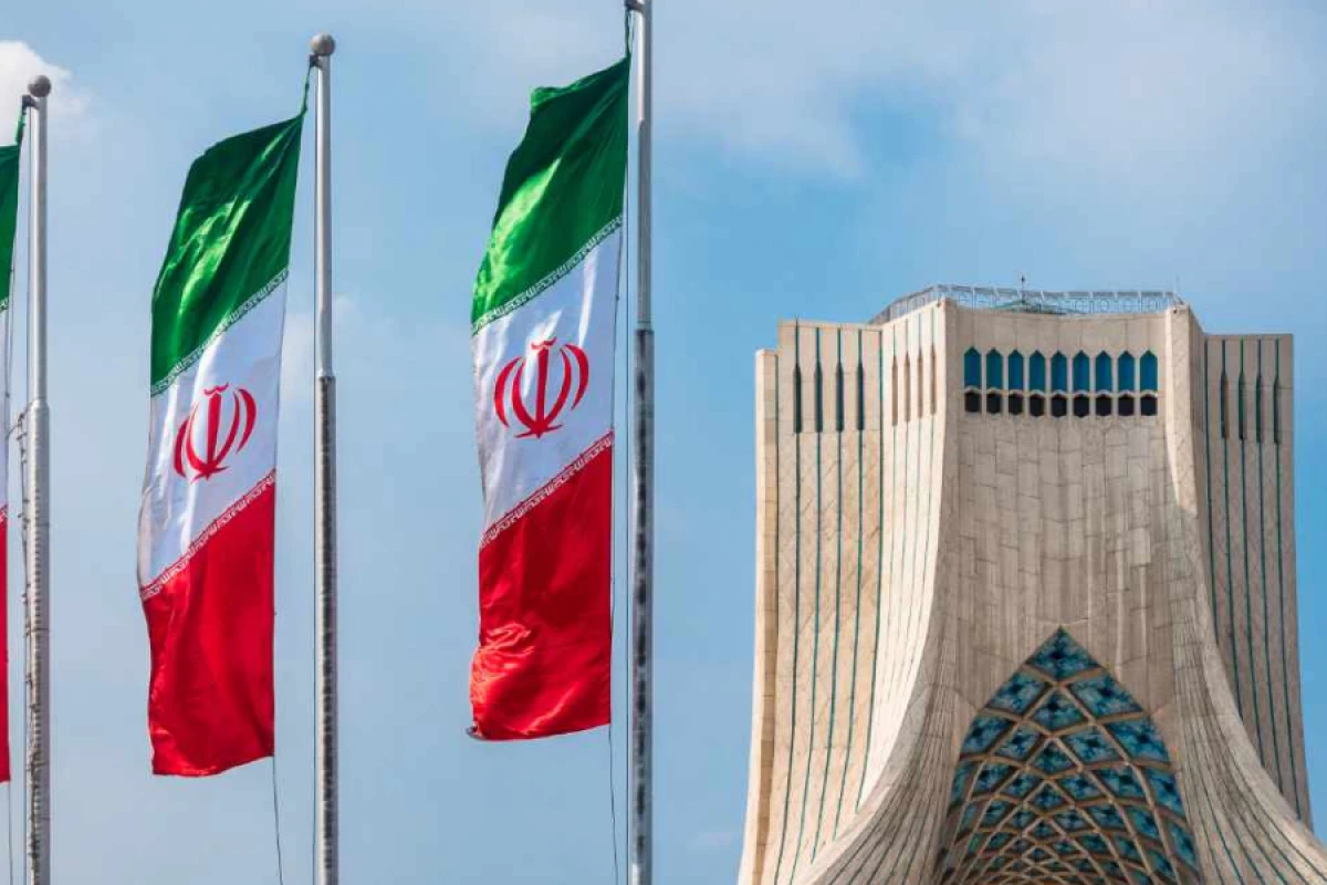 Tehranda yaşayış binası çökdü: [[Dağıntılar altında qalanlar var]]