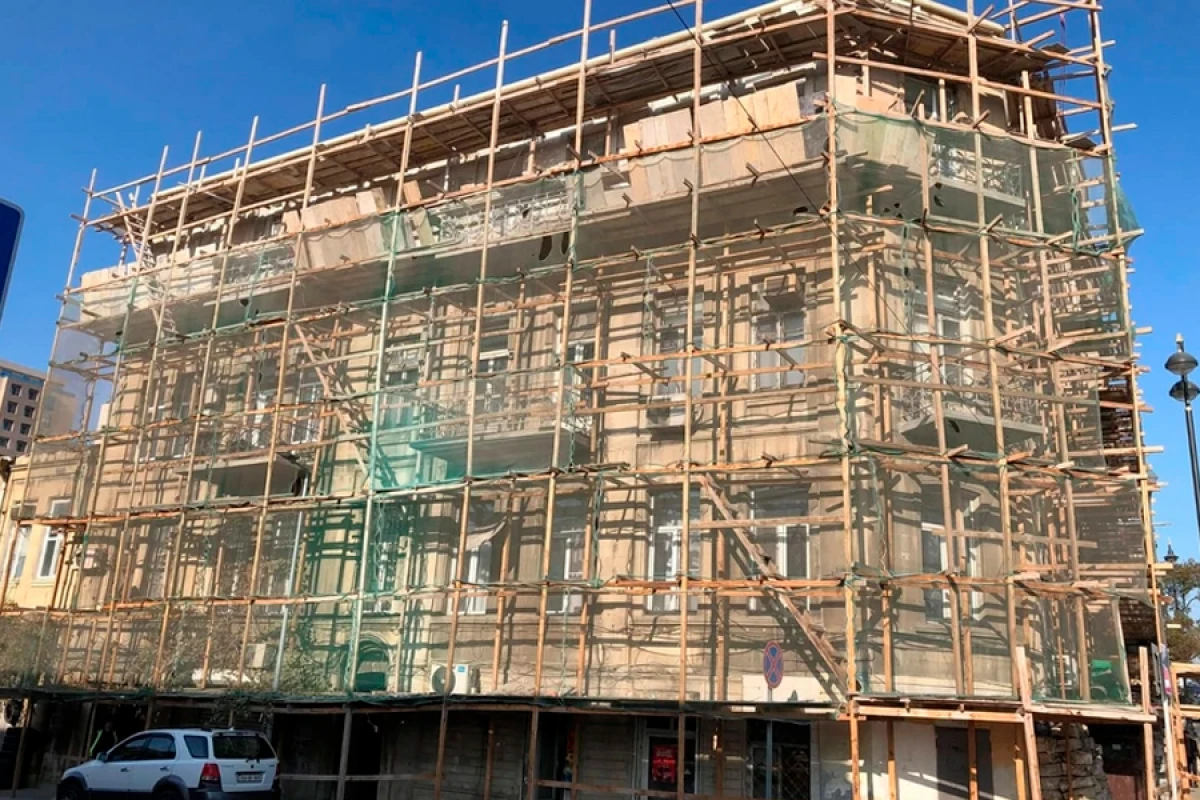 Tarixi abidənin damı [[memarlıq xüsusiyyətlərinə uyğun]] bərpa edilir