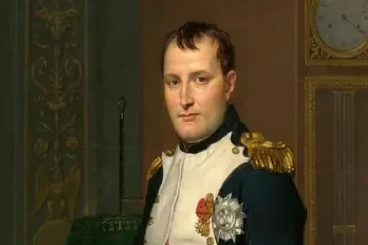 Napoleona məxsus [[üzük oğurlandı]]