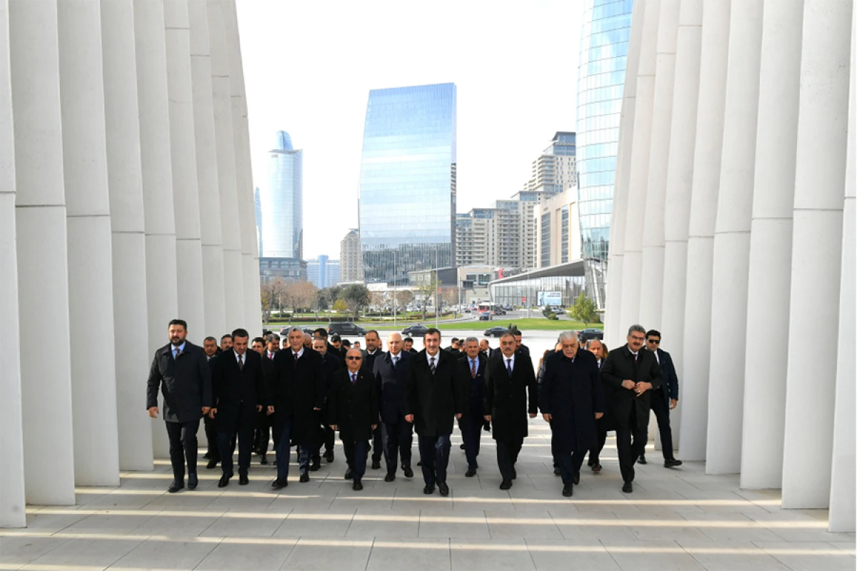 Cevdet Yılmaz [[Zəfər parkını]] ziyarət etdi