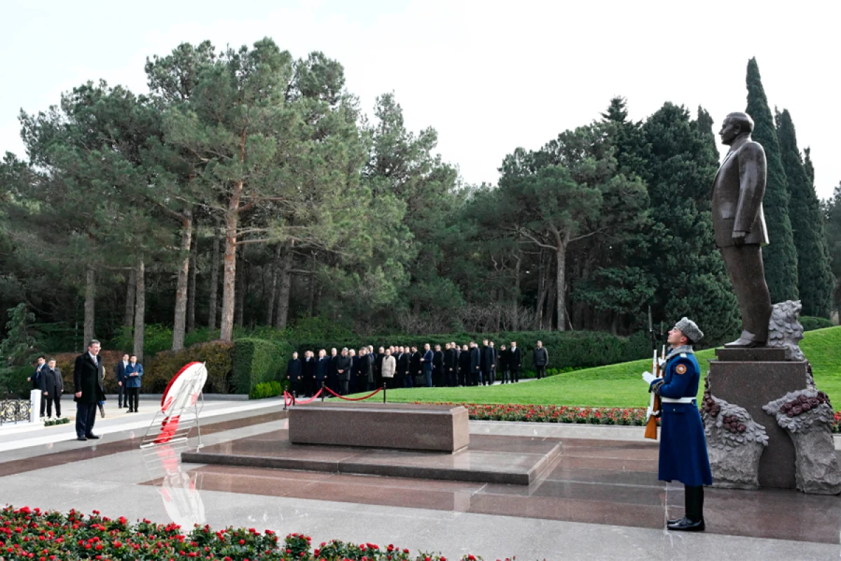 Cevdet Yılmaz [[Ümummilli Liderin məzarını]] ziyarət etdi