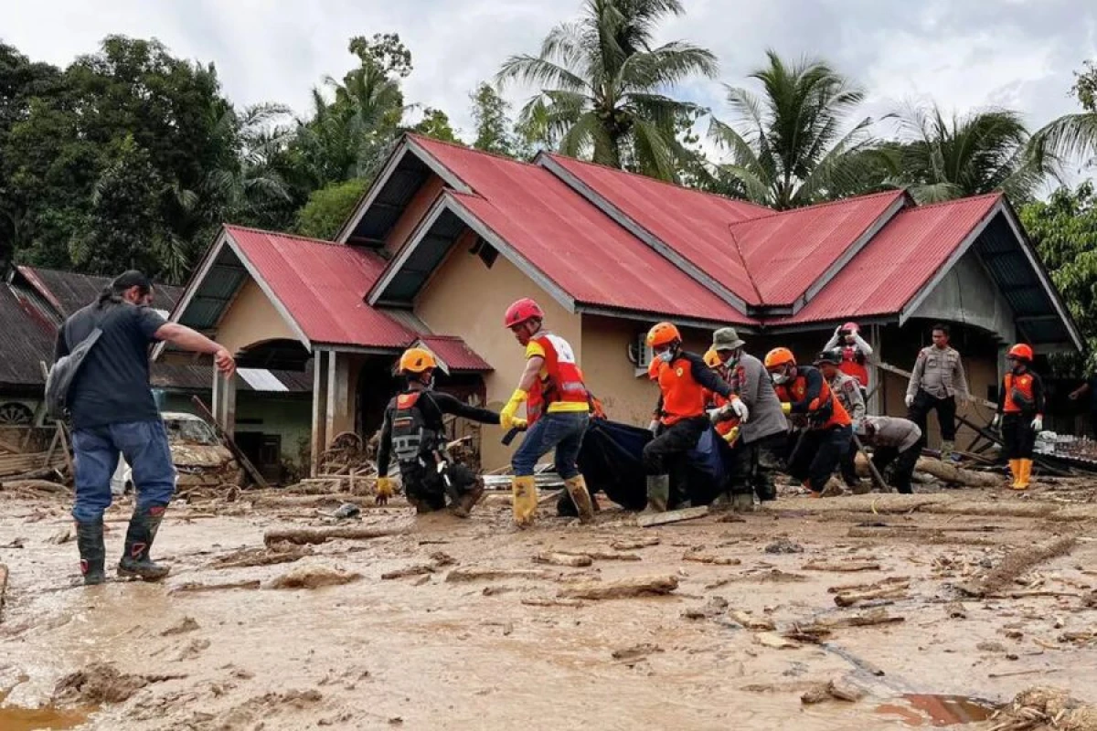 İndoneziyada daşqın: [[1100-dən çox insan öldü]]