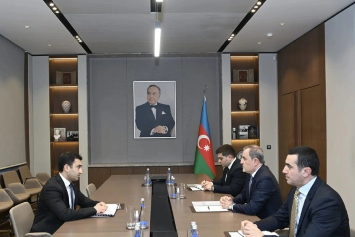 [[Ceyhun Bayramov]] baş katiblə müzakirə apardı