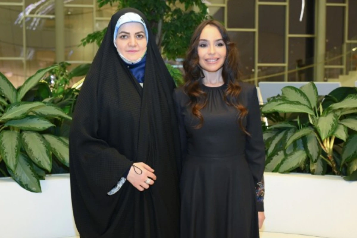 [[Leyla Əliyeva]] Pezeşkianın qızı ilə sərgidə