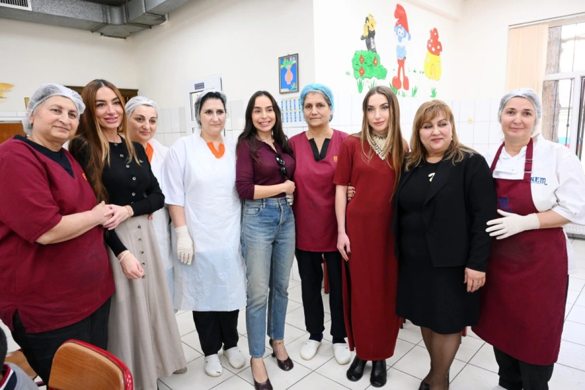 [[Prezidentin qızları]] və gəlini internat məktəbində oldular