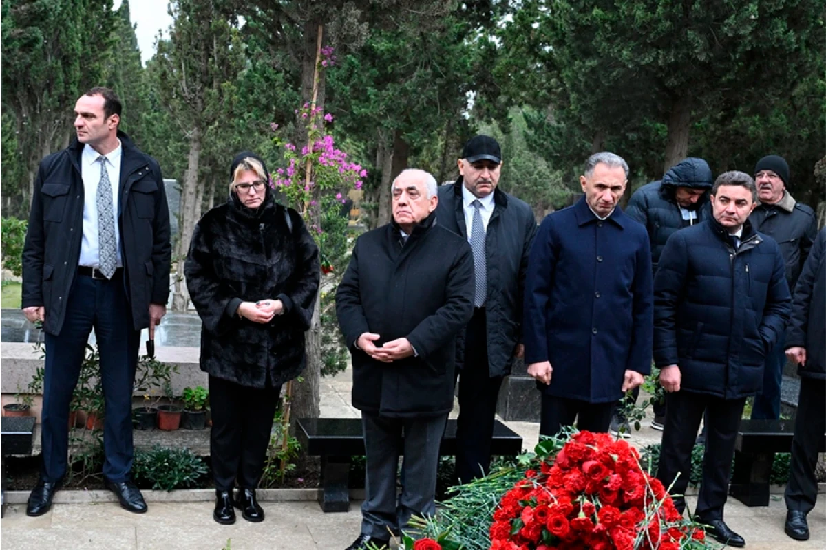 [[Əli Əsədov]] AZAL təyyarəsinin həlak olan ekipaj üzvlərinin məzarlarını ziyarət etdi