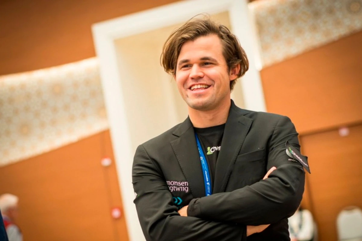 Karlsen [[turnirin ilk günündə]] diqqət mərkəzinə düşdü