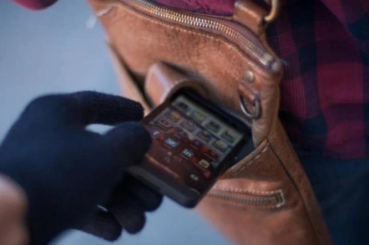 Avtobusda [[sürücünün telefonunu talayan sərnişin]] tutuldu