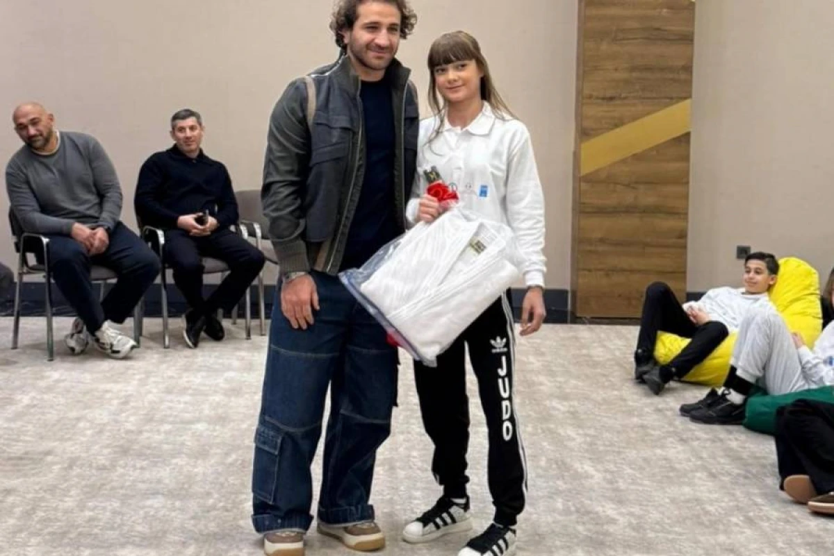 [[Vətən Müharibəsi Qəhrəmanı Mehrab Niftəliyevin qızına]] cüdoqi hədiyyə olundu