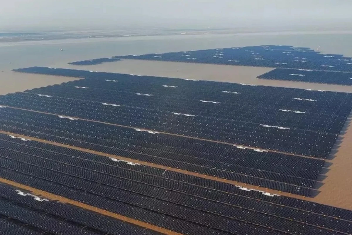 Çin [[ən böyük günəş stansiyasını]] milli elektrik şəbəkəsinə qoşdu