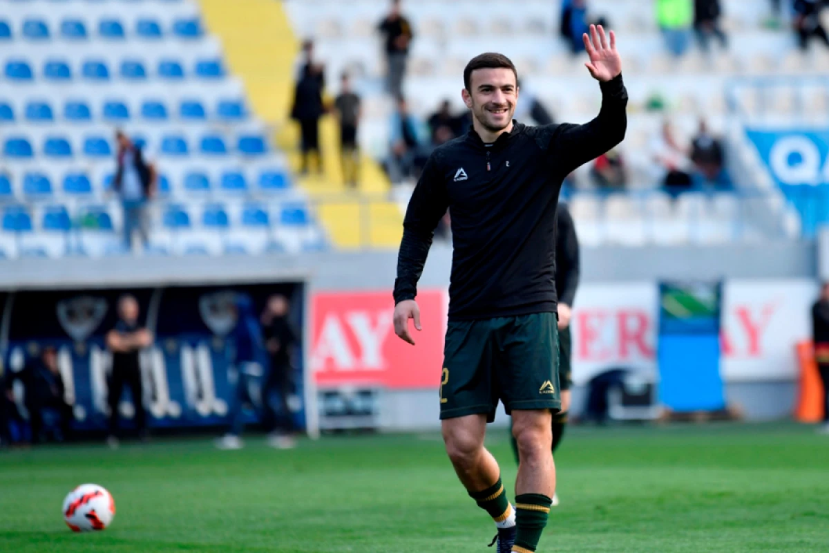 Yarımmüdafiəçi [[məşqçi kurslarına qatılmağı]] planlaşdırır