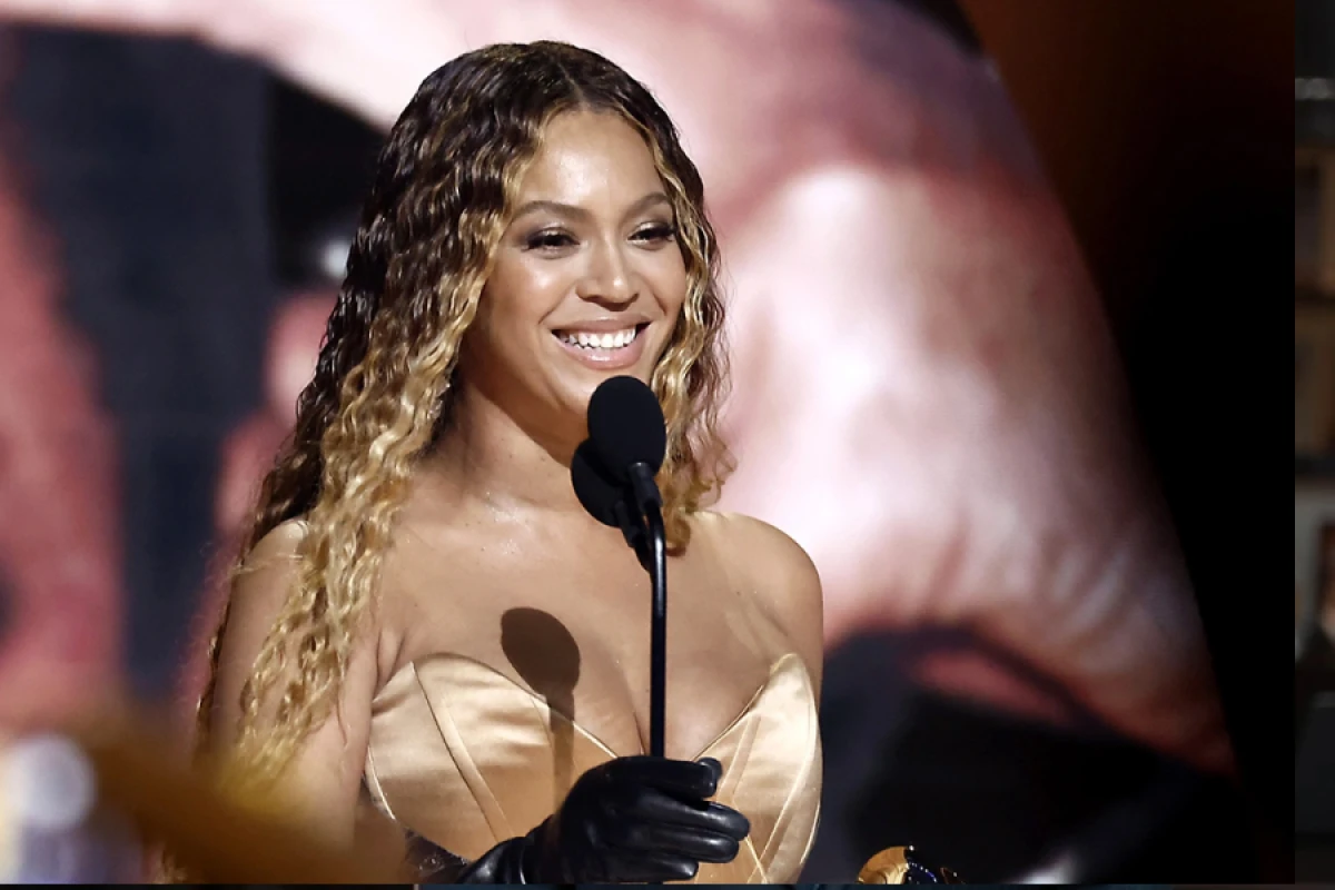 Məşhur müğənni milyarderlərin [[siyahısına düşdü]]