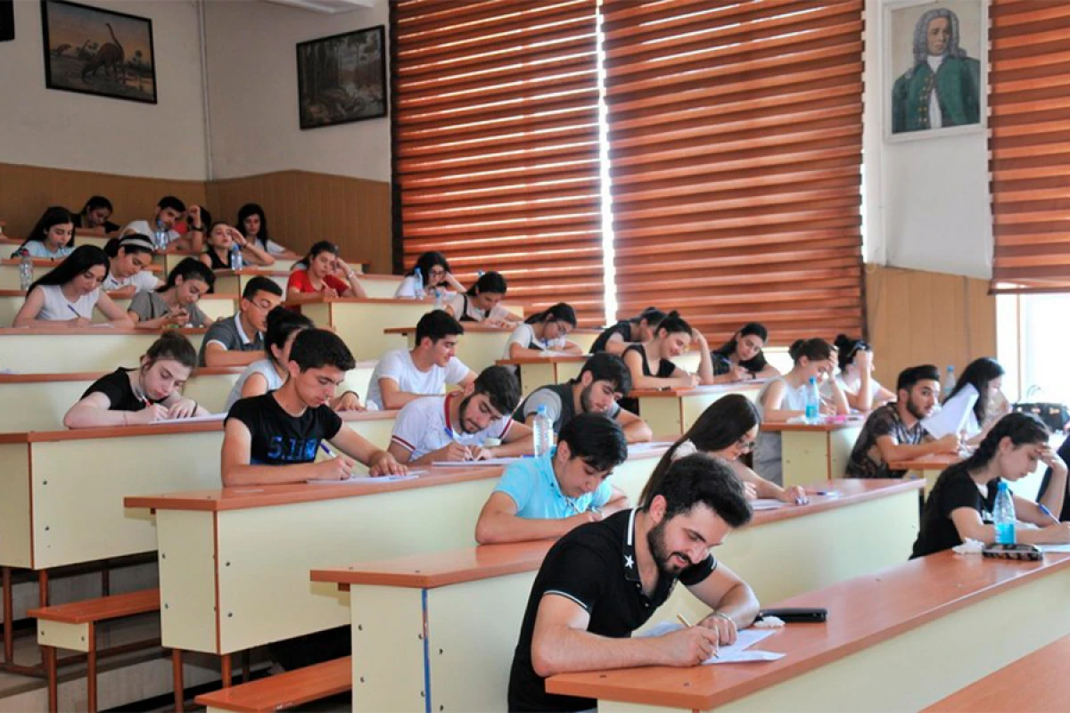 Bu il [[900-dən çox tələbə]] yerdəyişmə edib