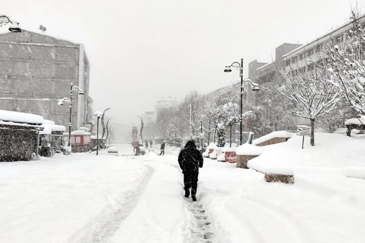 Güclü qar səbəbindən Türkiyədə bəzi yollarda [[nəqliyyatın hərəkəti dayandırıldı]]