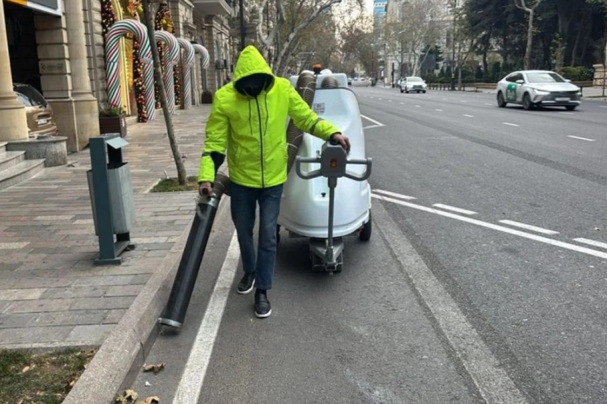 Bayram tədbirlərindən sonra Bakının küçə və parkları [[tam təmizləndi]]