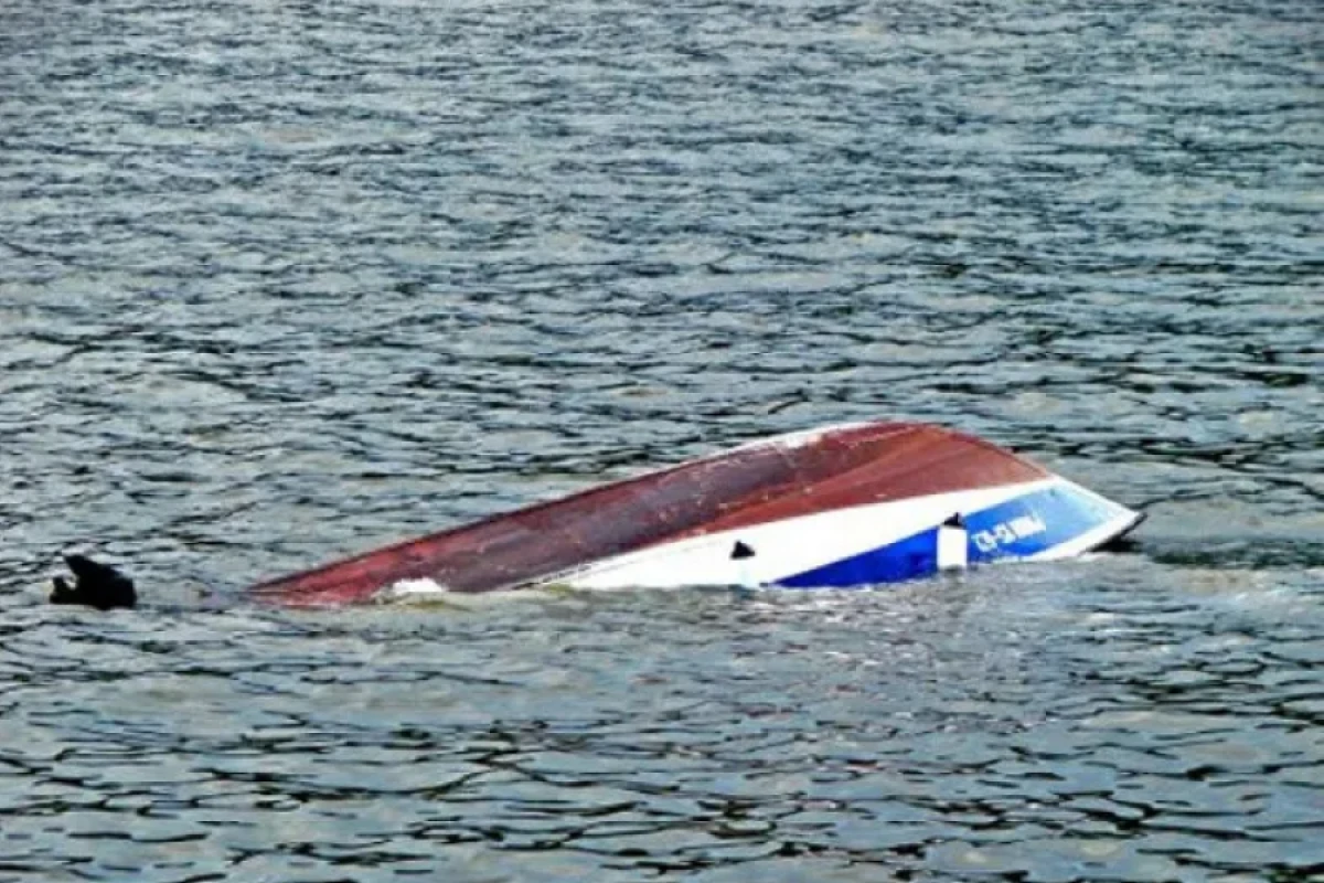 Rusiyada qayıq aşdı: [[3 nəfər öldü]]