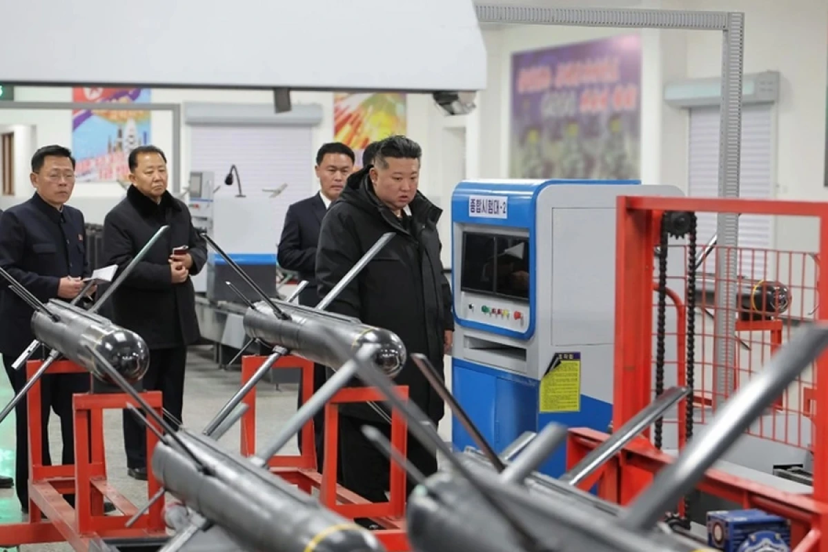 Kim Çen In [[silah istehsalına]] baxış keçirdi