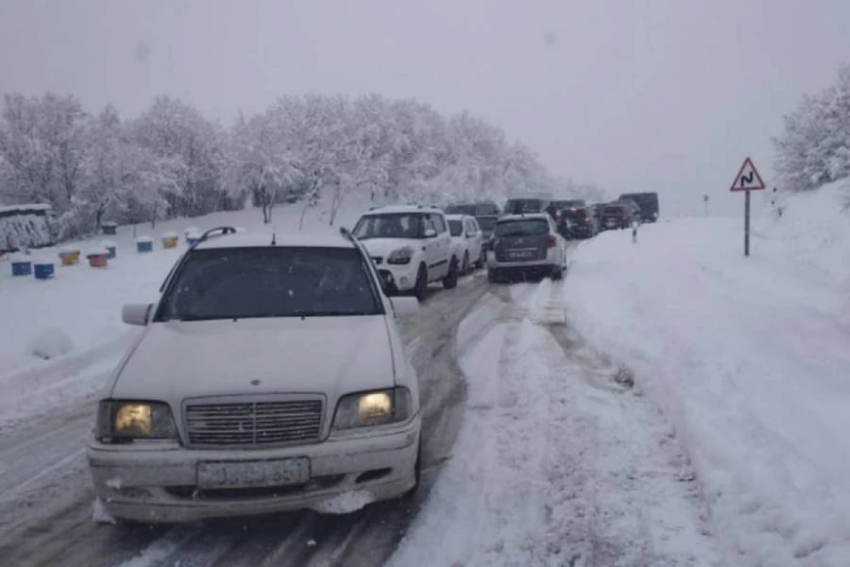 [[Bakı-Şamaxı-Yevlax yolunda]] nəqliyyatın hərəkəti müvəqqəti dayandırıldı
