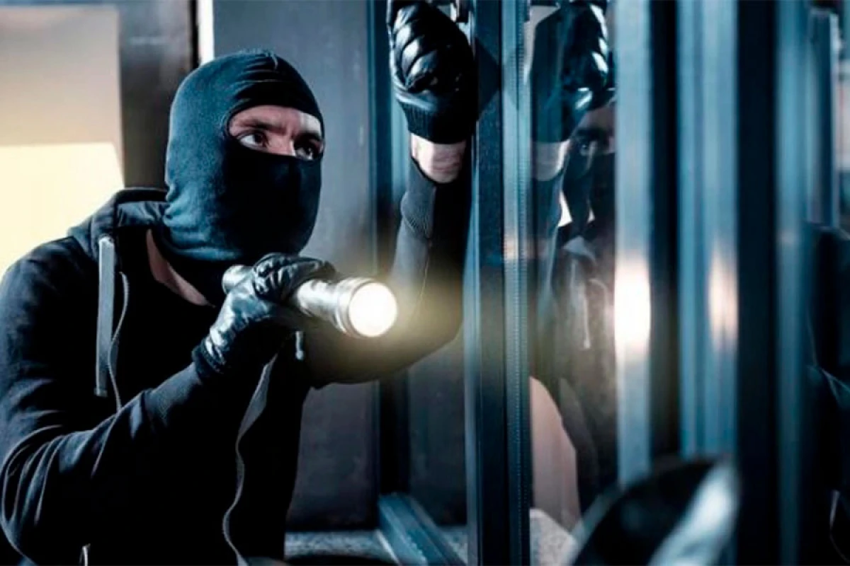 Evdən [[45 min manatlıq]] talama oldu