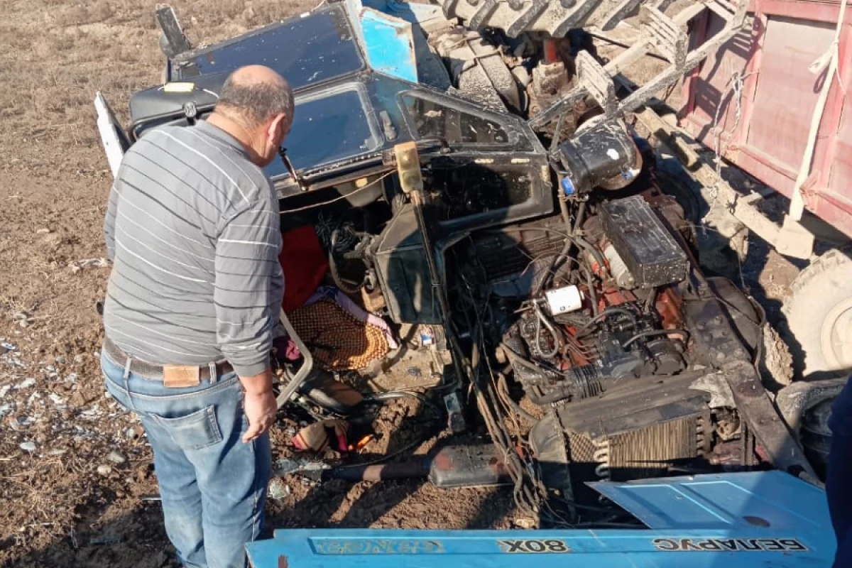 Qarşısına inək çıxan [[traktor aşdı]]