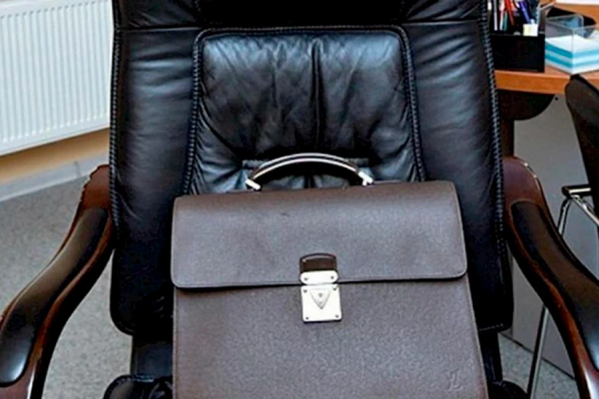 Deputatın qohumu [[direktor təyin olundu]]