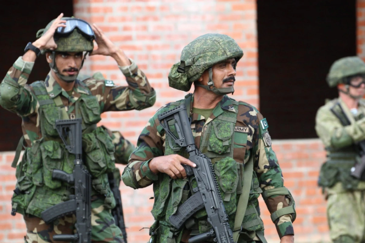 [[Pakistan]] 12 silahlını zərərsizləşdirildi