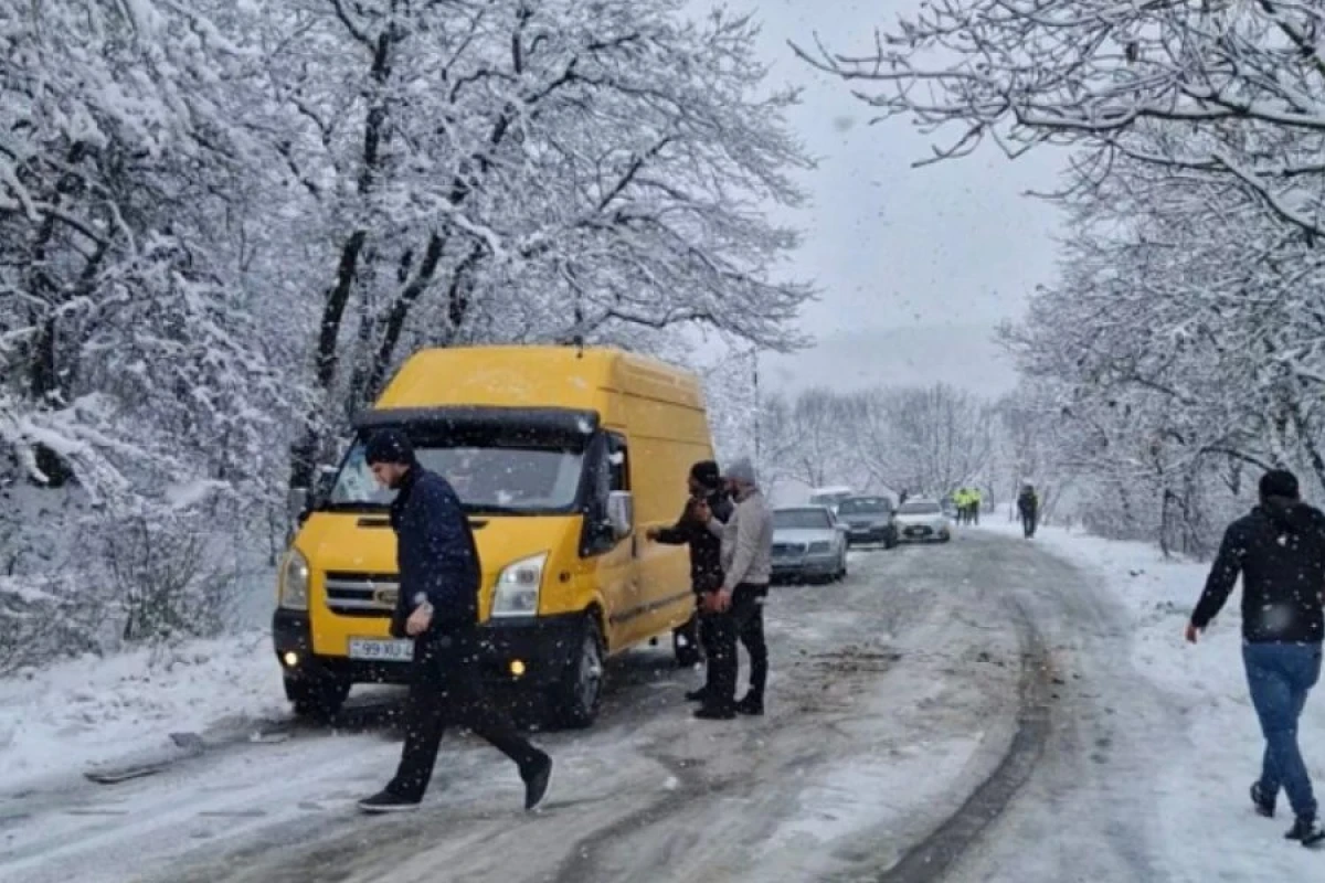 Ağsu aşırımında nəqliyyatın hərəkətində [[çətinliklər yarandı]]