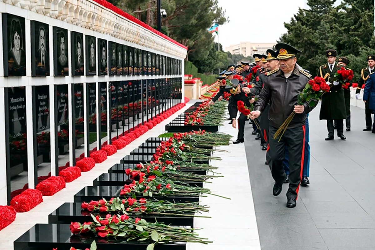 Müdafiə Nazirliyinin rəhbərliyi [[Şəhidlər xiyabanını]] ziyarət etdi