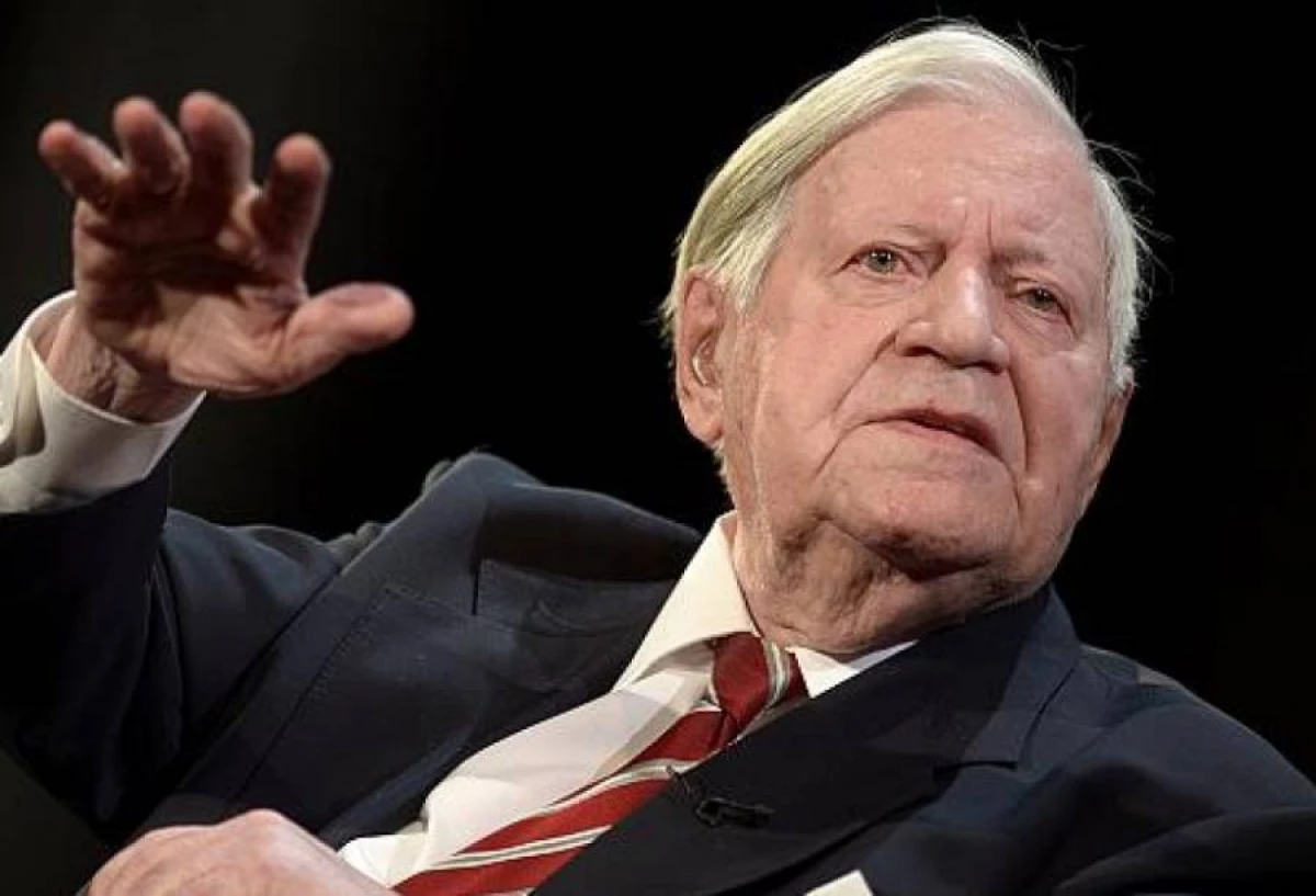 [[Almaniyanın keçmiş kansleri]] nasist simvolları ilə təhqir edildi