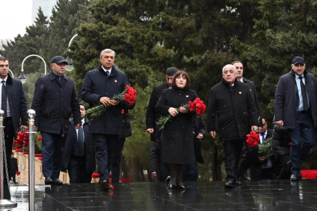 Dövlət rəsmiləri Şəhidlər xiyabanını [[ziyarət etdilər]]