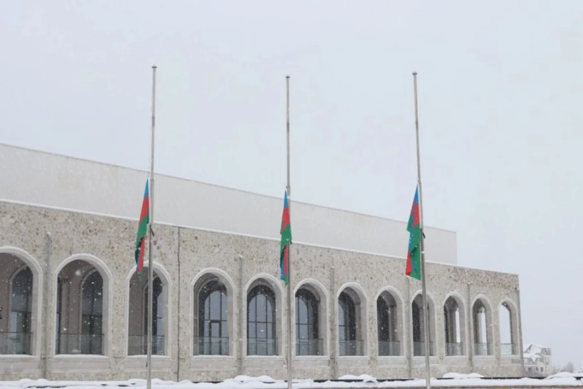 Xankəndi, Xocalı və Ağdərədə [[bayraqlar yarıyadək endirildi]]