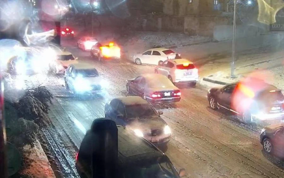 Bakıda qar [[nəqliyyatın hərəkətini]] çətinləşdirdi