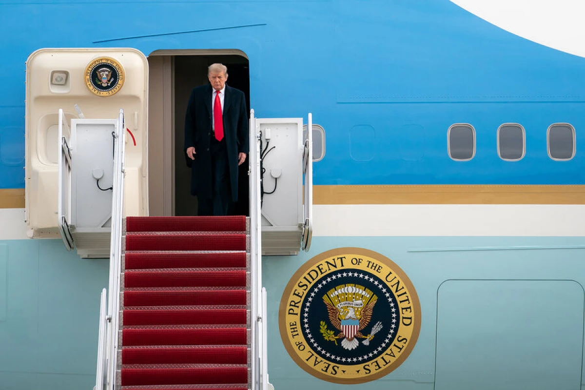 Tramp Davosa [[ikinci təyyarə]] ilə uçub